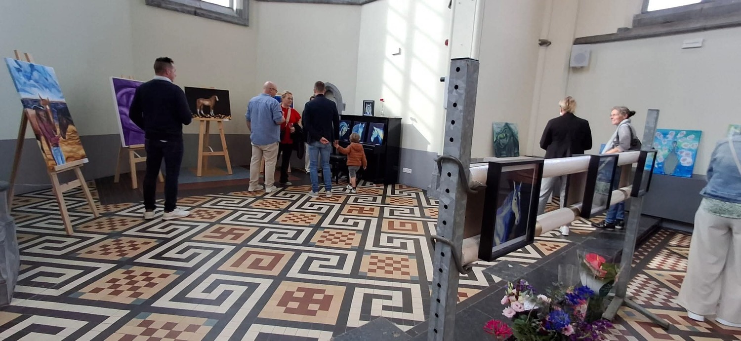 Bezoekers bekijken de kunstwerken